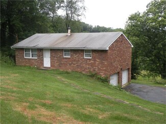 12 Crestwood Dr, Cecil, PA 15321