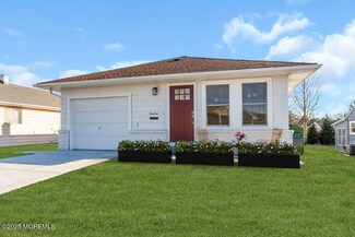14 Oranjestad St, Toms River, NJ 08757