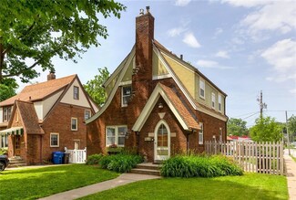 878 41st St, Des Moines, IA 50312