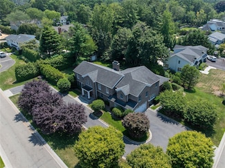 27 Hemlock Rd, Manhasset, NY 11030