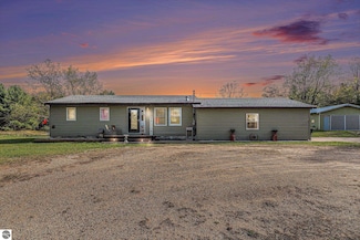 21229 13 Mile Rd, Le Roy, MI 49655