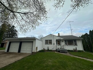 102 Pleasant View Dr, Calmar, IA 52132