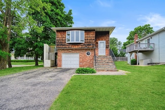10 Murray St, Bayville, NY 11709