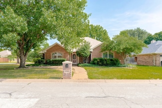 8901 Marti Ln, North Richland Hills, TX 76182