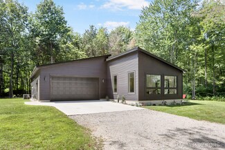4111 Rymore Wood Rd, Holland, MI 49423