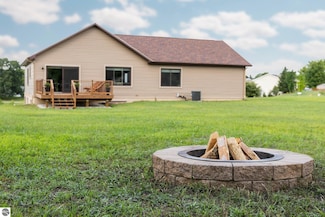 2126 Woodcock Ln, Traverse City, MI 49685