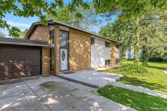 2738 Berry Dr, Bloomfield Hills, MI 48304