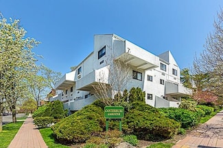 21 Canterbury Rd, Great Neck, NY 11021