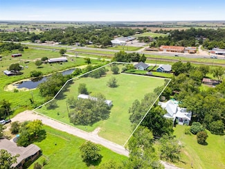 402 W Salty St, Thorndale, TX 76577