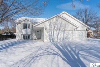 1670 Castle Dr, North Mankato, MN 56003