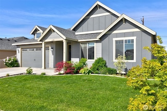 110 N Zeus St, Moxee, WA 98936
