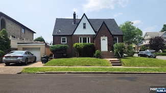 693 Abbott Ave, Ridgefield, NJ 07657