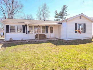 834 E 4th St, Flora, IL 62839