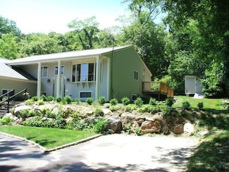 414 Middlebridge Rd, Wakefield, RI 02879