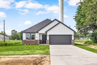 25 Main St, Hempstead, TX 77445