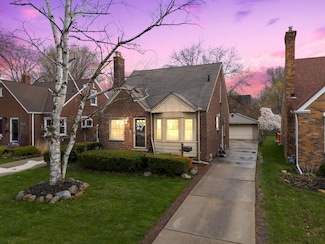 2048 Anita Ave, Grosse Pointe Woods, MI 48236