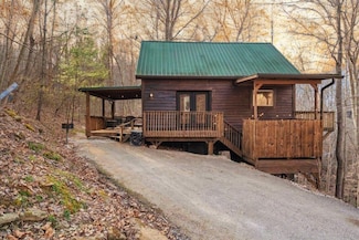 225 Platinum Dr, Slade, KY 40376