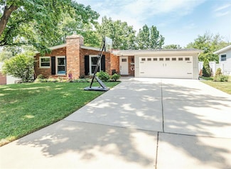 2923 Mid Course Dr, Saint Louis, MO 63125