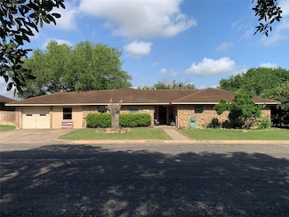 105 Meadow Creek Dr, Schulenburg, TX 78956