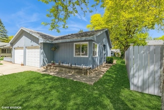 1214 Thomas Dr, Woodstock, IL 60098