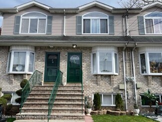 18 Guinevere Ln, Staten Island, NY 10310