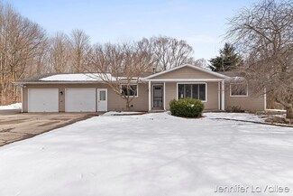 134 Meadowfield Ln NW, Comstock Park, MI 49321
