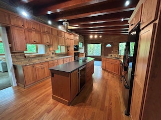 2021 River Rd, Manchester, NH 03104
