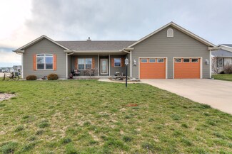 2000 Macintosh Ln, Monticello, IL 61856