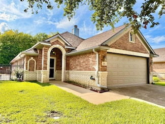 816 Claycourt Cir, Fort Worth, TX 76120