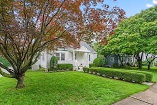 42 Valley Ave, Locust Valley, NY 11560