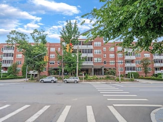 1 Kensington Ct Unit 107, Great Neck, NY 11021