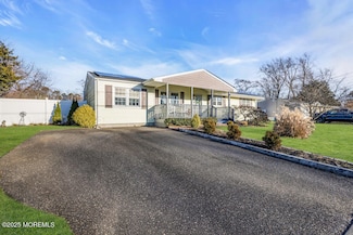 7 Maple Ln, Howell, NJ 07731