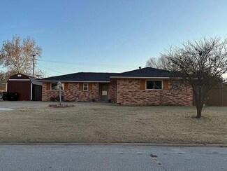 512 Northampton Dr, Watonga, OK 73772