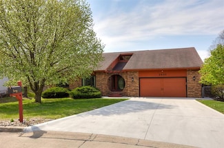 2800 Claiborne Cir, Urbandale, IA 50322