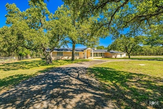 1124 W 6th St, Brady, TX 76825