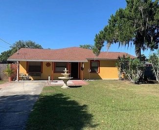 709 N Disston Ave, Tavares, FL 32778