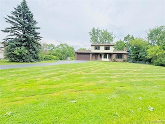 694 Robar Cir, White Lake, MI 48386