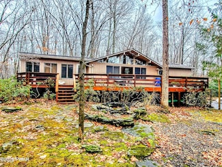 130 Willow Dr, Hawley, PA 18428