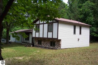 2525 S 9 1/2 Rd, Harrietta, MI 49638