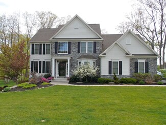 1250 Woodberry Dr, Mountain Top, PA 18707