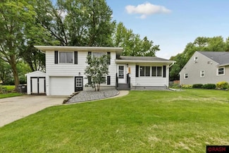 762 E Prince St, Lake Crystal, MN 56055