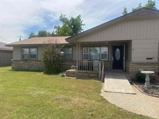 935 N 7th St, Blackwell, OK 74631