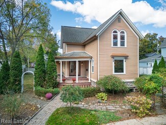 629 N Calhoun St, Lapeer, MI 48446