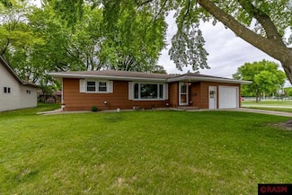 390 390 N Montgomery Ave, Le Center, MN 56057