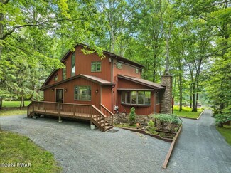 252 Fawn Lake Dr, Hawley, PA 18428