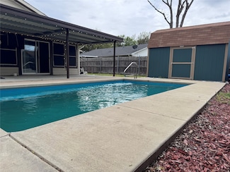 318 Clearwood Dr, Grand Prairie, TX 75052