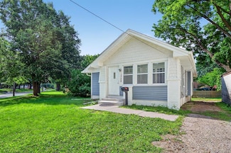1728 Northwest Dr, Des Moines, IA 50310