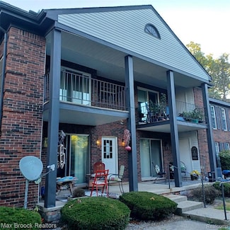 31045 Pheasant Run St, Farmington Hills, MI 48334