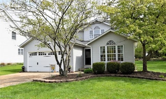 298 Hillside Ln, Chagrin Falls, OH 44022