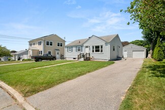 86 Bayshore Dr, New London, CT 06320